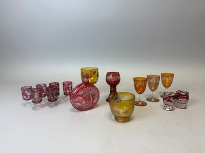 de nombreux verres et vases de différentes couleurs sur la table