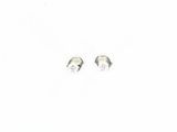 une paire de boucles d'oreilles à clous ornées de diamants blancs sur fond blanc