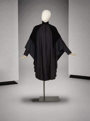 une image représentant un mannequin vêtu d'une robe noire dans une pièce blanche
