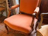 une chaise qui se trouve devant une fenêtre