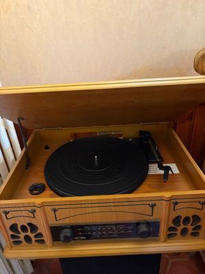 un tourne-disque posé sur une table