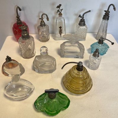 beaucoup de bouteilles en verre posées sur une table