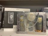 une photo d'un présentoir de produits de beauté dans un magasin