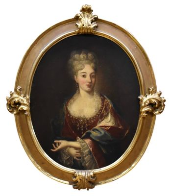 portrait d'une dame en robe rouge tenant un éventail