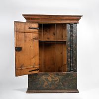 Bonnetière en pin laqué polychrome ouvrant par un vantail à … (photo 6)