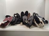 Plusieurs paires de chaussures sont alignées sur une étagère