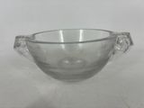 une photo d'un saladier en verre transparent posé sur une surface blanche