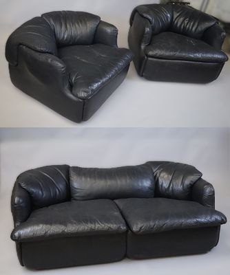 deux photos d'un canapé et d'une causeuse en cuir noir dans un salon