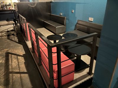 une pièce dans laquelle se trouvent un banc et une table