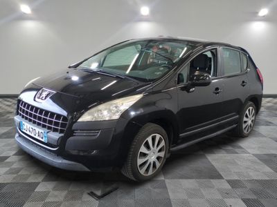 la photo d'une petite voiture noire garée dans un garage