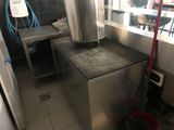 une grande casserole posée sur le plan de travail d'une cuisine