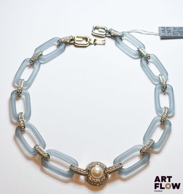 un gros plan d'un bracelet orné d'une perle