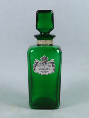 une vieille bouteille en verre vert avec une étiquette dessus