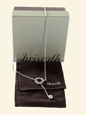 un gros plan d'une boîte sur laquelle est posé un collier