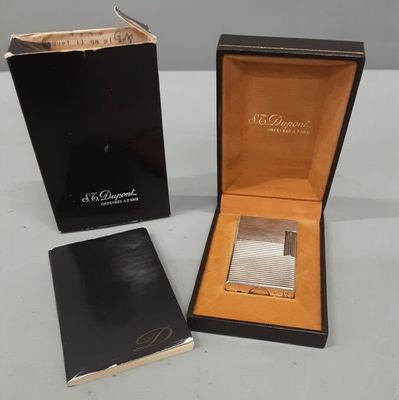 une image représentant une boîte posée sur une table, contenant une montre