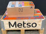 une boîte de stylos posée sur une palette, avec une étiquette portant l'inscription « Metso »