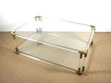 une table basse en verre avec un cadre doré