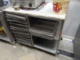 une photo d'une cuisine professionnelle remplie de plats