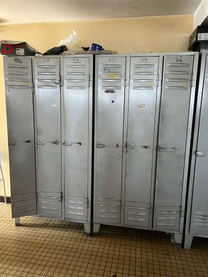 Ensemble de trois vestiaires métalliques ouvrant à trois por…