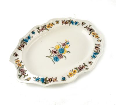 une assiette blanche avec un motif floral