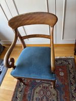 Bureau plat, à trois tiroirs en ceinture, le plateau gainé d… (photo 5)