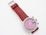 une photo d'une montre-bracelet avec un cadran rose et un bracelet en cuir rouge