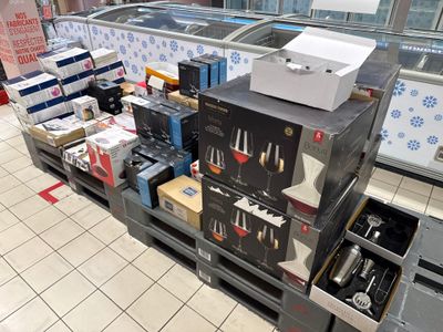de nombreuses caisses de vin sur une palette dans un magasin