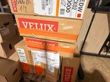 plusieurs boîtes empilées dans une pièce