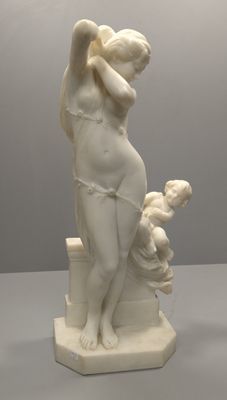 statue d'une femme tenant un bébé et un ours en peluche