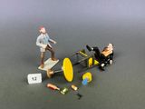 deux figurines représentant un homme et une femme dans un avion