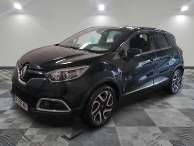 la voiture noire est garée sur un sol en damier dans le garage