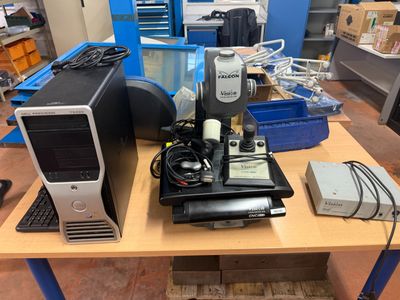 beaucoup d'appareils électroniques posés sur une table dans une pièce