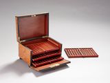 une boîte en bois contenant un paquet de cigares