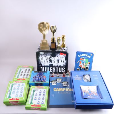 le contenu d'une boîte de jeux comprenant un trophée, des cartes et d'autres objets