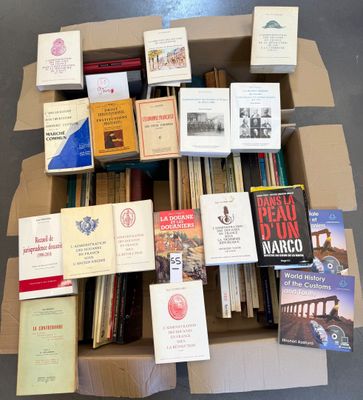 de nombreux livres dans une boîte posée par terre