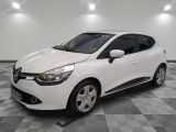 la voiture blanche est garée sur un carrelage à carreaux