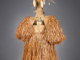une photo d'une robe en paille suspendue à une corde