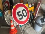 plusieurs panneaux de limitation de vitesse dans un garage
