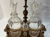 une paire de carafes en verre posées sur un socle en bois, sur fond blanc