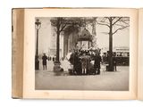une vieille photo montrant un groupe de personnes dans la rue