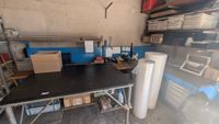 Dans un garage en face : Ensemble de Mobilier à l'entrée du …