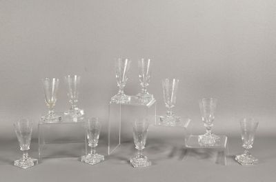 un grand nombre de verres à vin posés sur une table