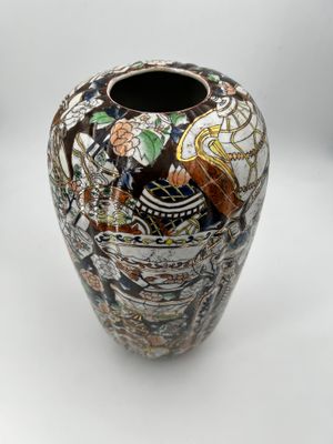 un vase sur lequel figure l'image d'un oiseau