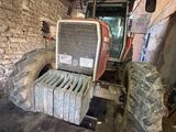 un tracteur garé à l'intérieur d'un bâtiment