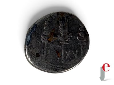 gros plan d'une pièce de monnaie sur une surface blanche