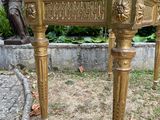 une table dorée avec une statue en arrière-plan