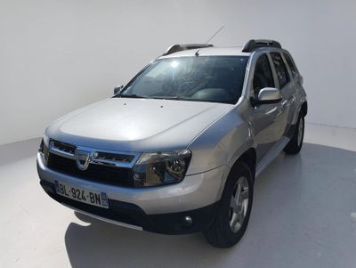La voiture argentée est garée dans la pièce blanche.