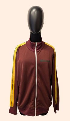 Le mannequin porte une veste de sport bordeaux et jaune.