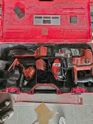 une boîte à outils rouge avec des outils sur le sol