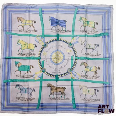 une écharpe carrée blanche et bleue avec des chevaux dessus